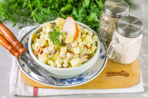 Салат с копченой курицей и картошкой