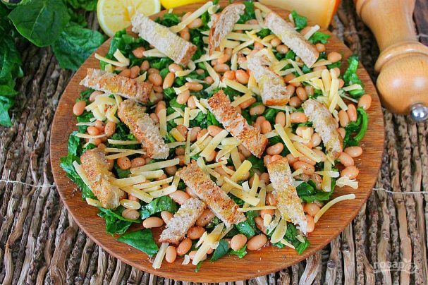 Салат с сыром фасолью и сухариками