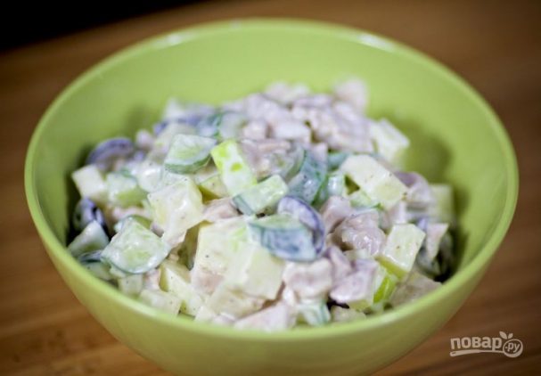 Куриный салат с яблоком и огурцом