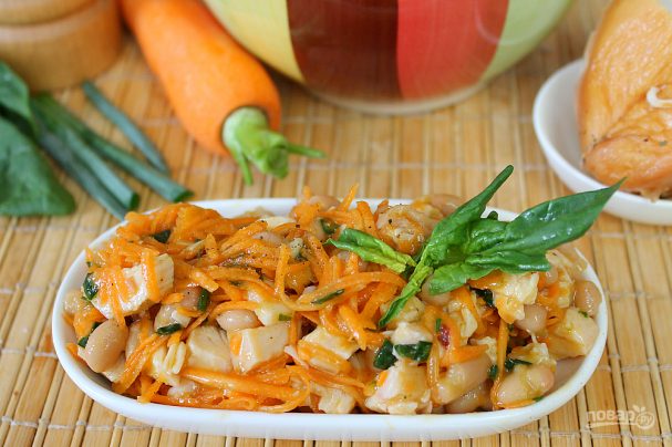 Салат с фасолью, морковью и копченой курицей