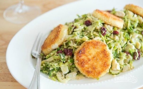 Тёплый салат с козьим сыром