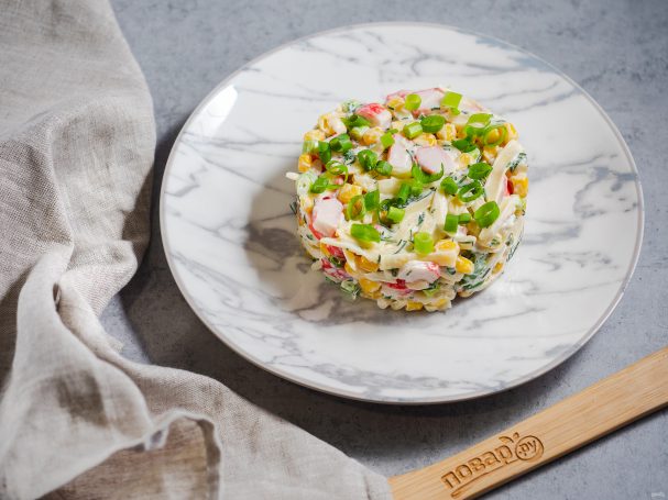 Салат с крабовыми палочками, кукурузой и сыром Салат с крабовыми палочками, кукурузой и сыром