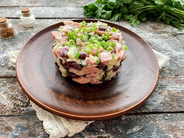 Салат с красной консервированной фасолью