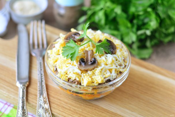 Салат с сайрой и грибами