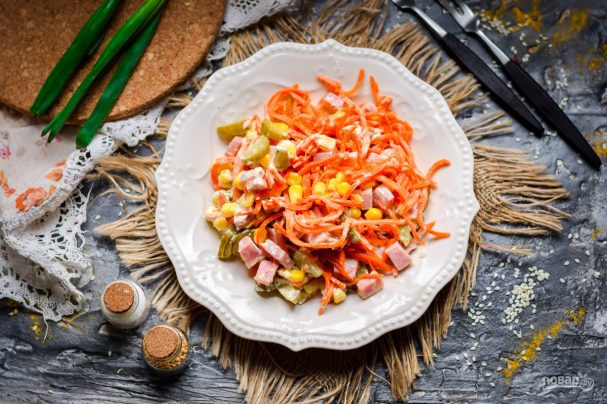 Салат с ветчиной, морковью и кукурузой Салат с ветчиной, морковью и кукурузой