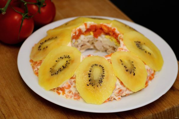 Слоеный салат с курицей и киви