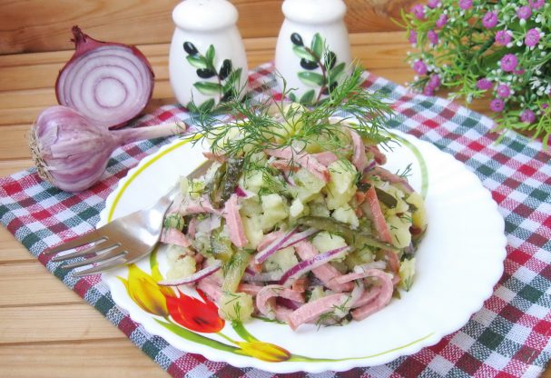 Картофельный салат с колбасой