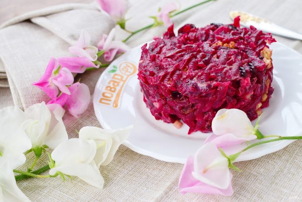 Салат из свеклы с черносливом и орехами