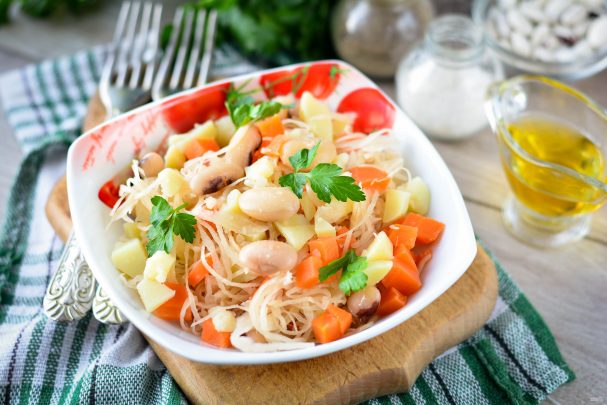 Салат с квашеной капустой и фасолью Салат с квашеной капустой и фасолью