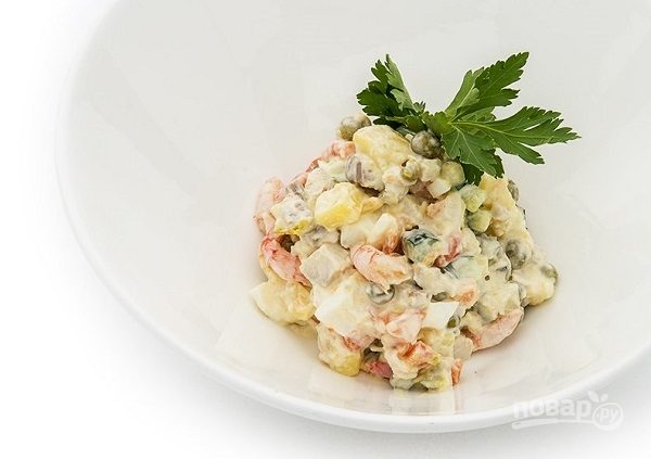 Салат из куриной грудки с креветками