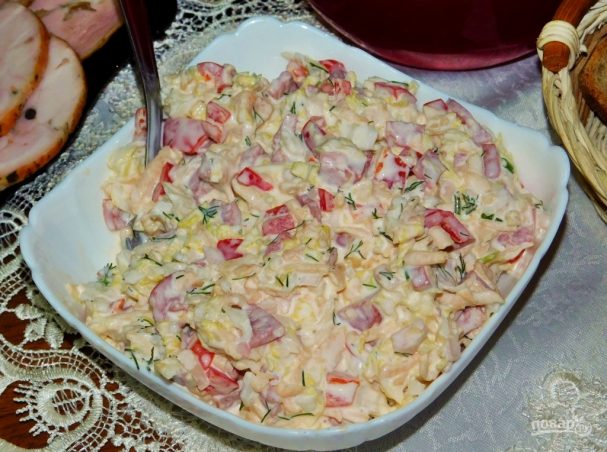 Овощной салат с колбасой