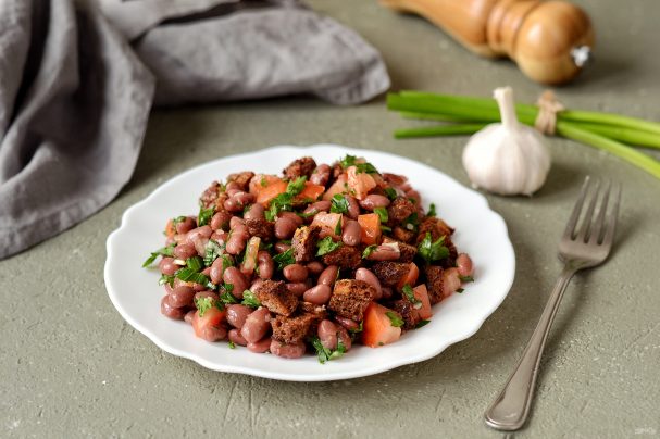 Салат с фасолью и кинзой