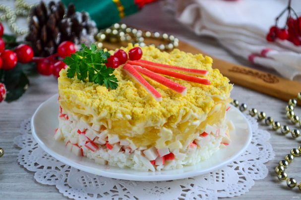 Cлоеный салат с крабовыми палочками и ананасом