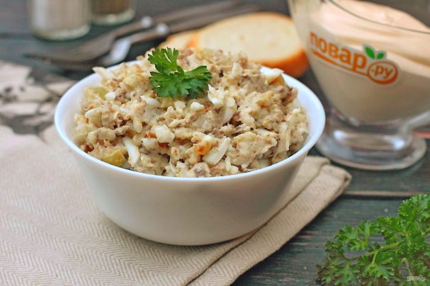 Простой рыбный салат из сардины
