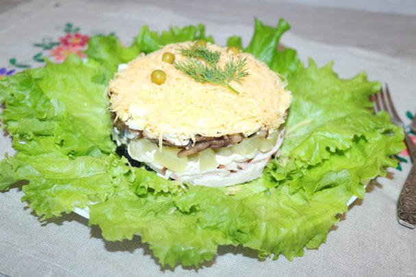 Салат с курицей, черносливом и ананасом Салат с курицей, черносливом и ананасом