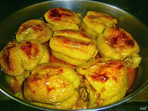Перец, фаршированный фаршем и рисом