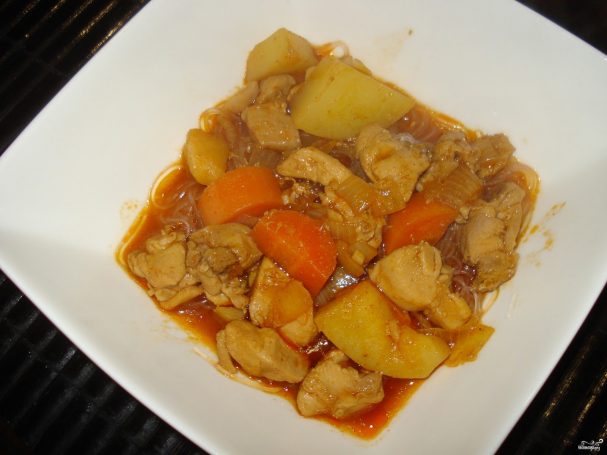 Тушеная курица с морковкой