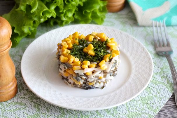 Салат с морепродуктами и кукурузой