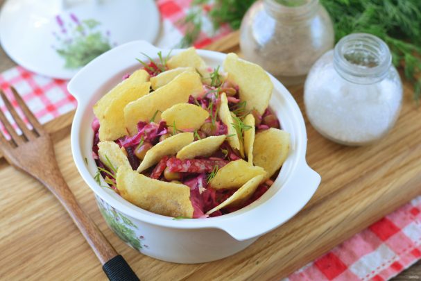Салат с чипсами и копченой колбасой