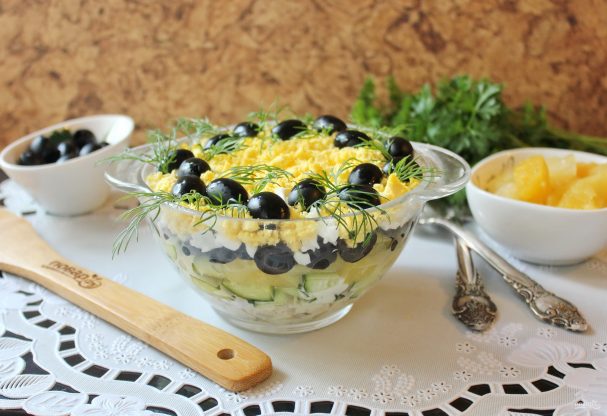 Салат с курицей, ананасами и маслинами
