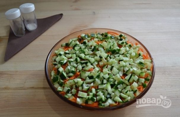 Слоеный салат с курицей и жареными грибами