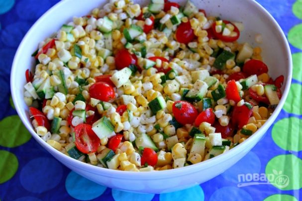 Салат из кукурузы, цукини и помидоров