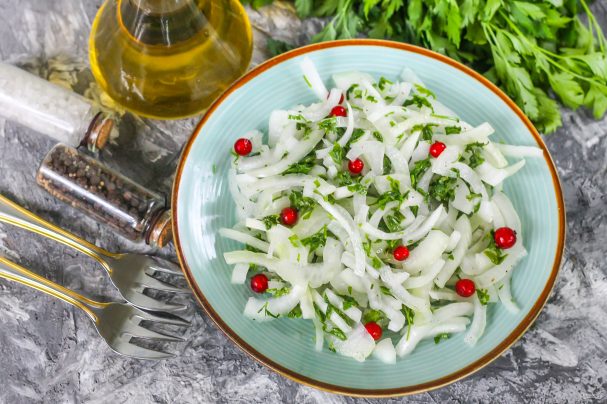 Салат из репчатого лука с уксусом