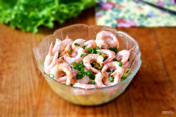 Салат с креветками и зеленым луком