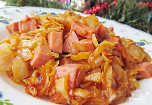 Тушеная капуста с сардельками в мультиварке