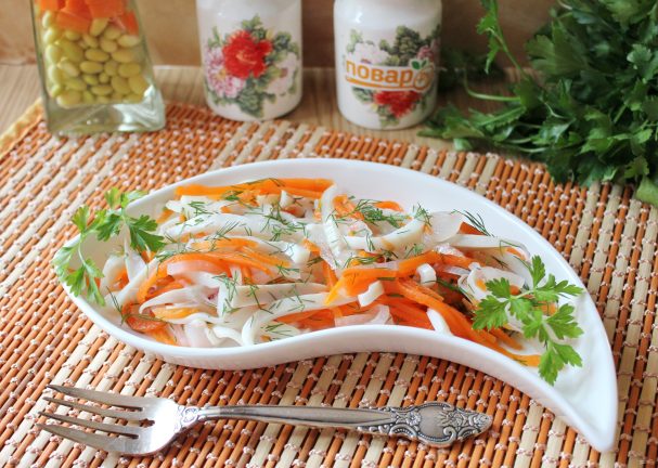 Салат с кальмарами и маринованным луком