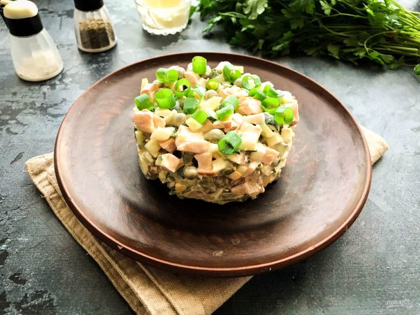 Салат с копченой курицей и горошком