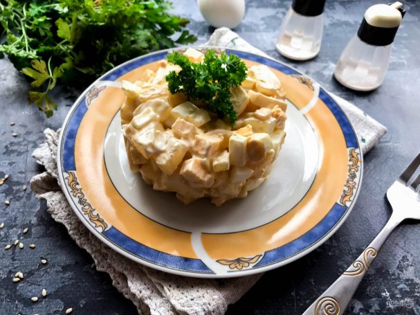 Салат с кальмарами, ананасами и крабовыми палочками