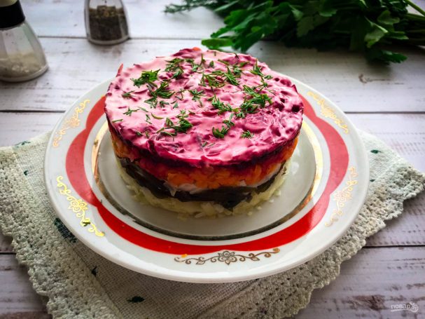 Салат с морской капустой и свеклой