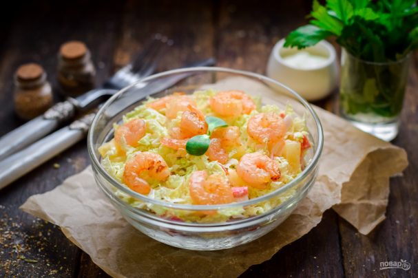 Салат с крабовыми палочками, креветками и ананасами