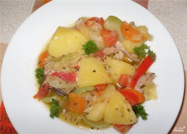 Индейка тушеная с кабачками