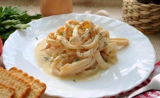Кальмары, тушенные со сметаной