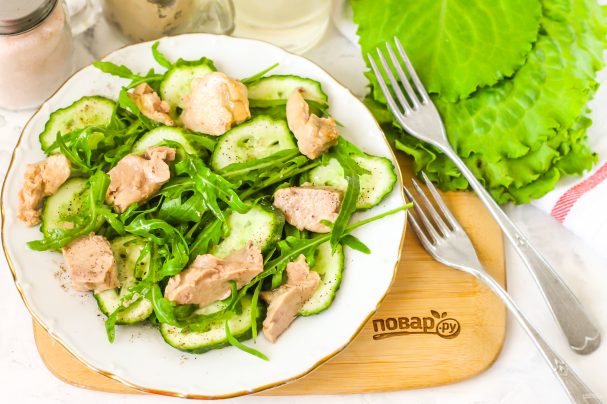 Салат с печенью трески и рукколой