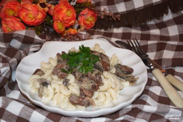 Куриные сердечки в сметане с грибами