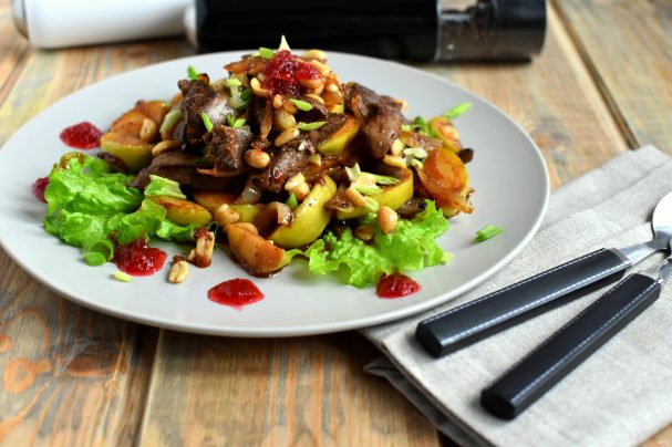 Салат с куриной печенью и яблоком Салат с куриной печенью и яблоком