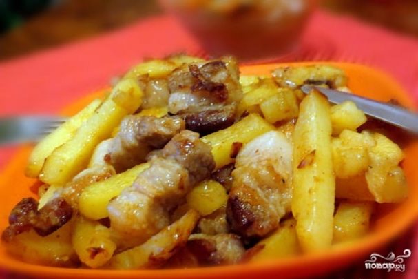 Жареная картошка с салом и луком