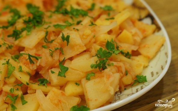 Тушеная кислая капуста с картошкой