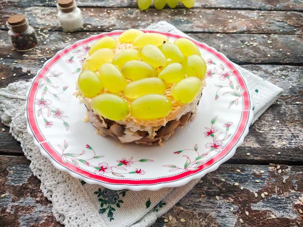 Салат с грибами, курицей и виноградом