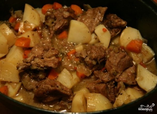 Картошка, тушенная с мясом и грибами