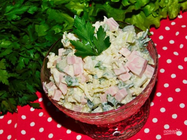 Овощной салат с пекинской капустой и колбасой