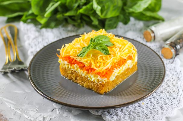 Салат с яблоком и морковью слоями