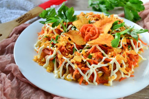 Салат с кукурузой и чипсами Салат с кукурузой и чипсами
