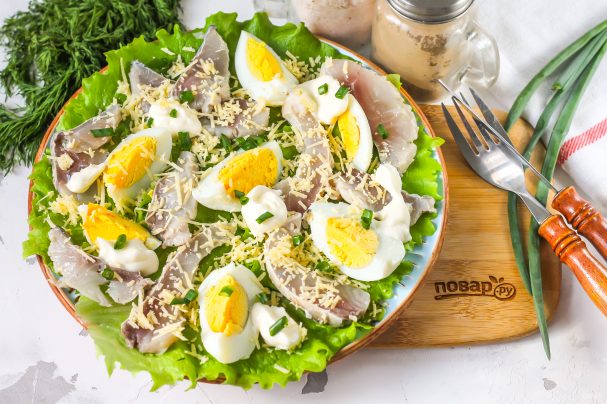 Рыбный салат с сыром и яйцом