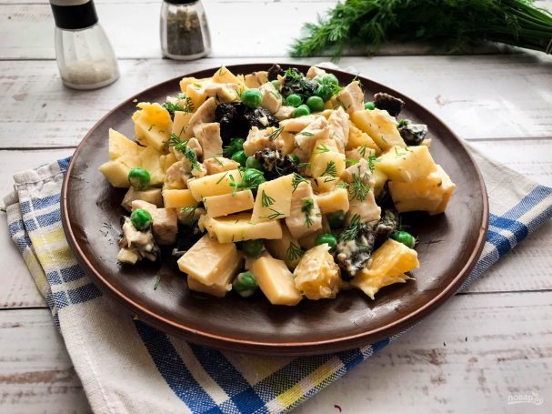 Салат из курицы с черносливом и апельсином