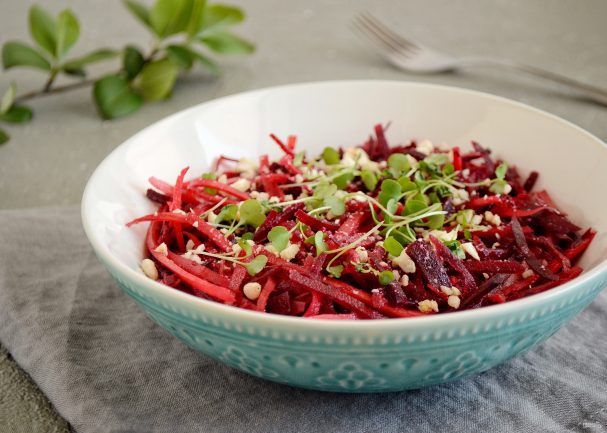Салат с сырой свеклой и орехами