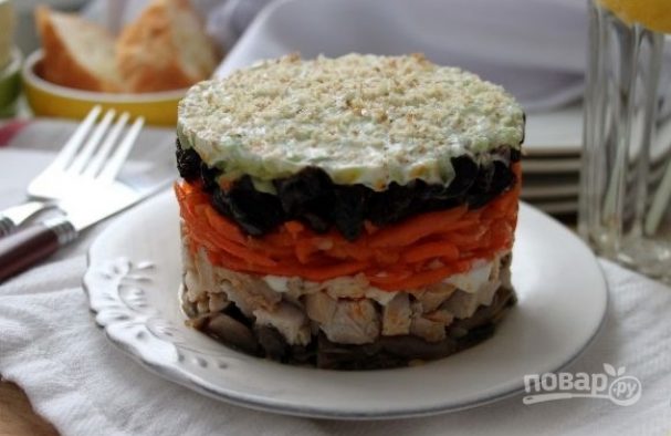 Куриный салат с черносливом и грибами